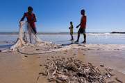 11 - Retour des pêcheurs Vézo sur la plage de Morondava